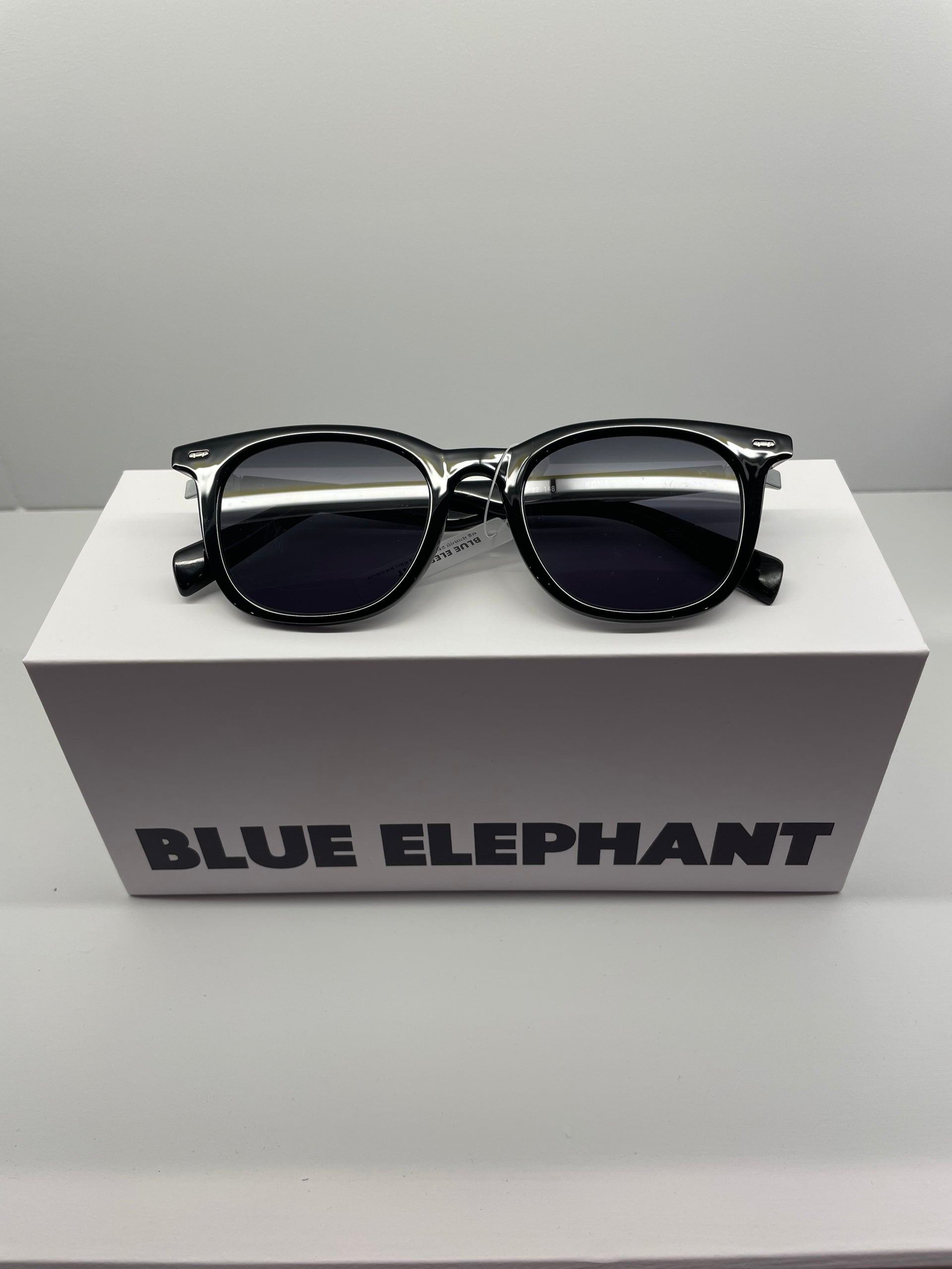 BLUE ELEPHANT / KONA