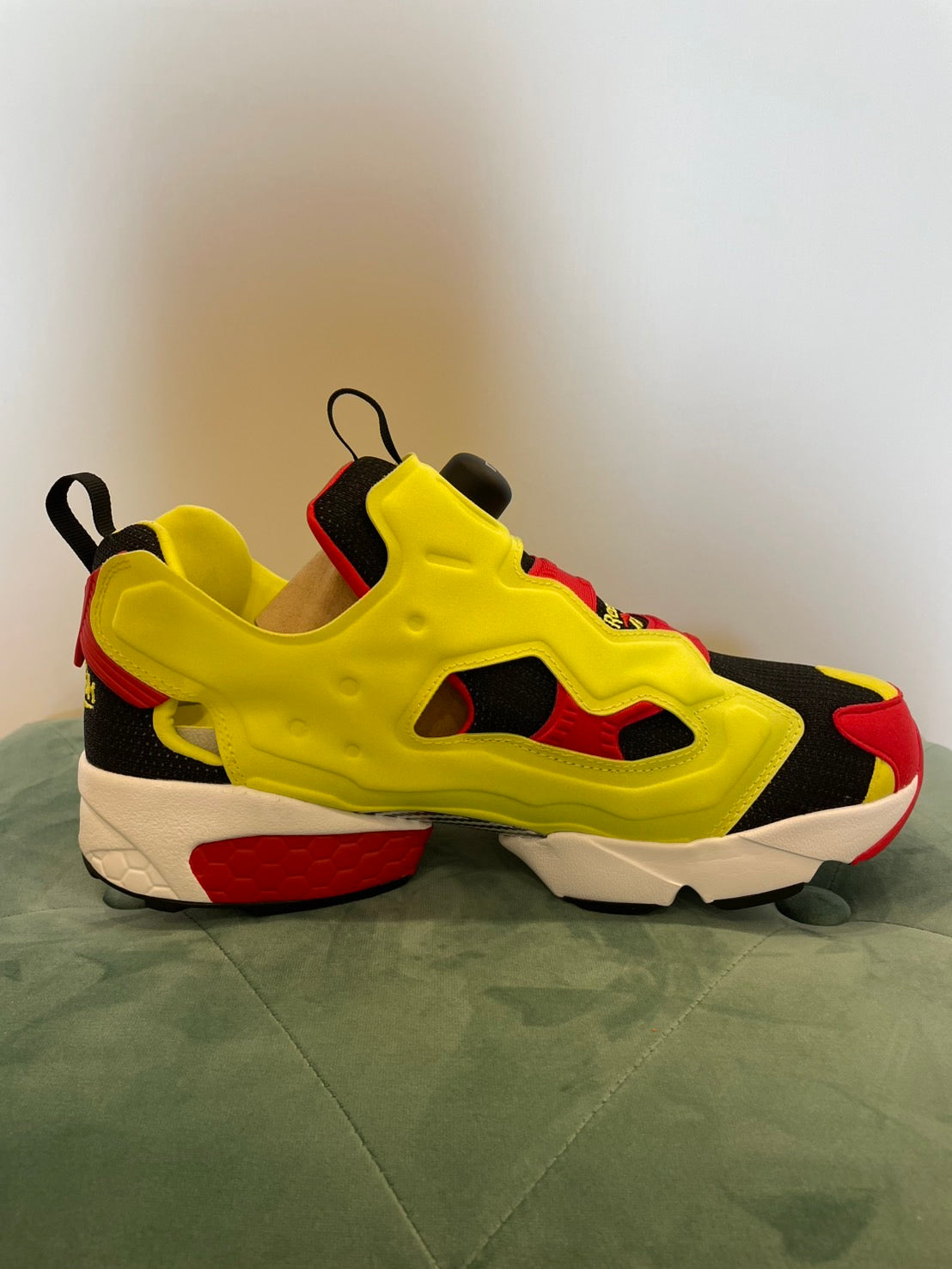 REEBOK INSTAPUMP FURY 94 (HYPGRN/VECRED/CBLACK)